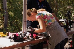 Jasmin schraubt hochkonzentriert